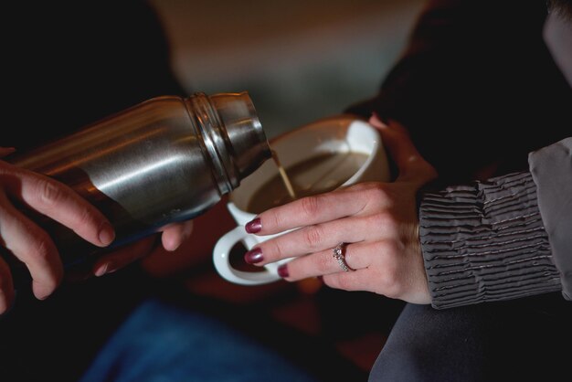 Foto middelsnede van een koppel dat thuis koffie drinkt