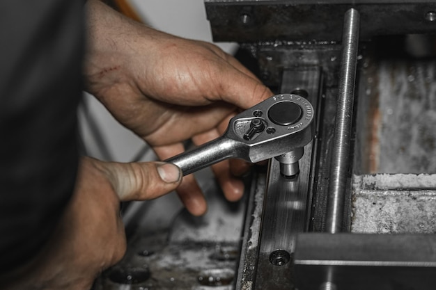 Foto middelsnede van een man die aan een grill werkt