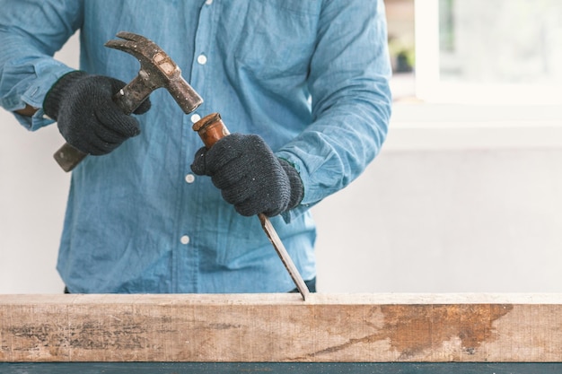 Foto middelsnede van een man die aan hout werkt