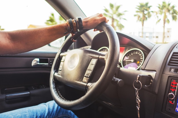 Foto middelsnede van een man die een auto rijdt