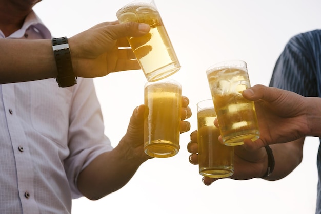 Foto middelsnede van een man die een bierglas vasthoudt