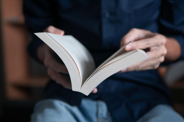 Middelsnede van een man die een boek leest