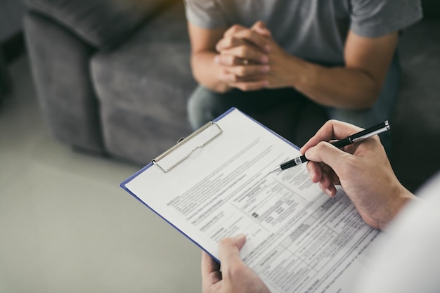 Middelsnede van een man die een boek op papier leest