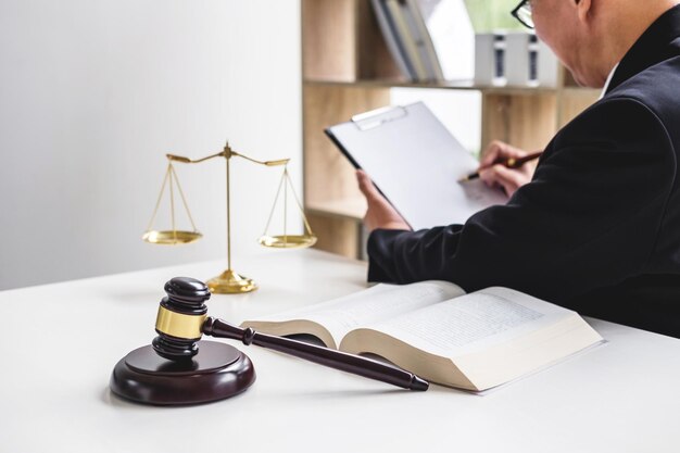 Middelsnede van een man die een boek op tafel leest