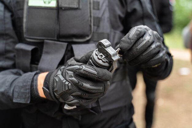 Middelsnede van een man die een camera vasthoudt terwijl hij buiten staat