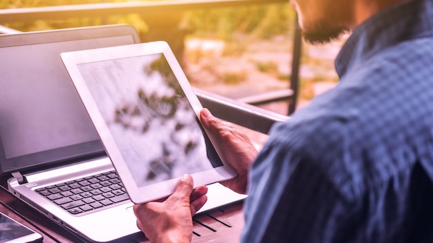 Foto middelsnede van een man die een digitale tablet gebruikt op kantoor