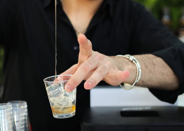 Middelsnede van een man die een drankje bereidt