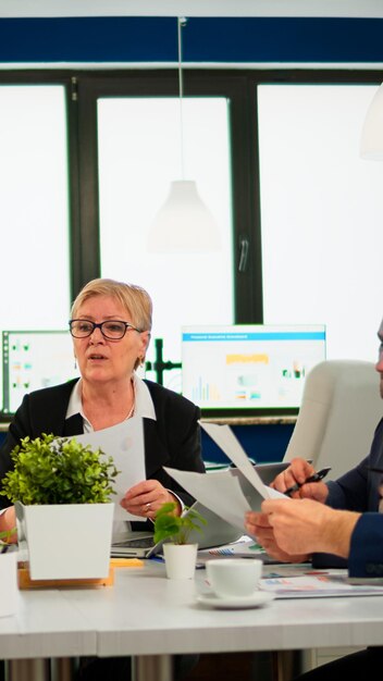 Foto middelsnede van een man die een drankje op tafel houdt