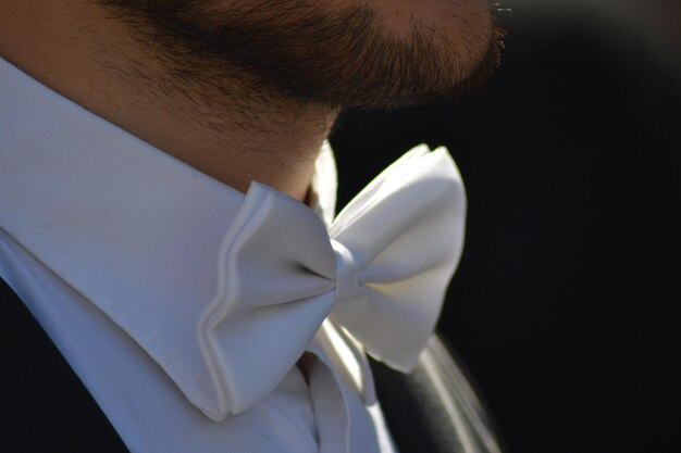 Foto middelsnede van een man die een gebonden strik draagt