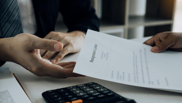 Middelsnede van een man die een laptop op tafel gebruikt