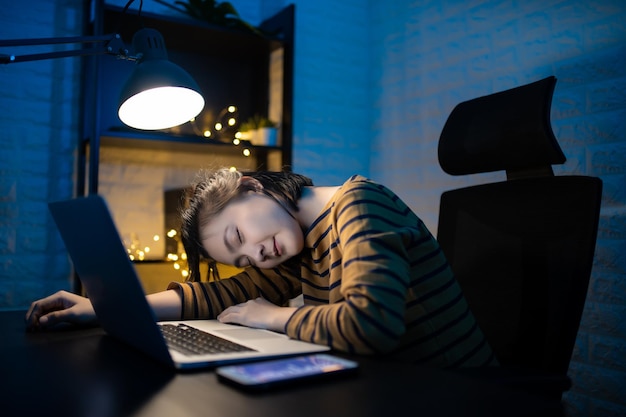 Foto middelsnede van een man die een laptop op tafel gebruikt