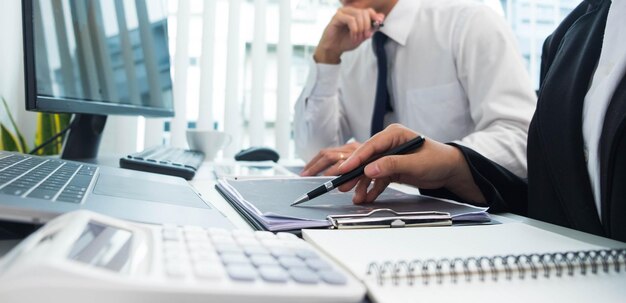Middelsnede van een man die een laptop op tafel gebruikt