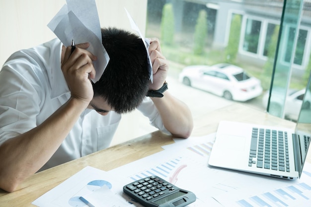 Middelsnede van een man die een laptop op tafel gebruikt