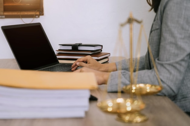 Foto middelsnede van een man die een laptop op tafel gebruikt