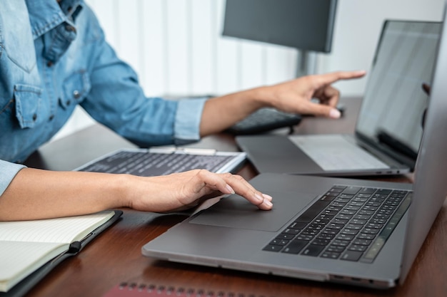 Foto middelsnede van een man die een laptop op tafel gebruikt