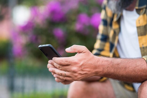 Foto middelsnede van een man die een mobiele telefoon gebruikt