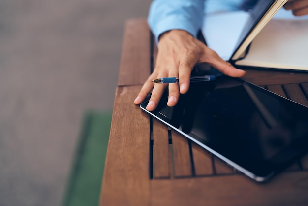 Middelsnede van een man die een mobiele telefoon gebruikt