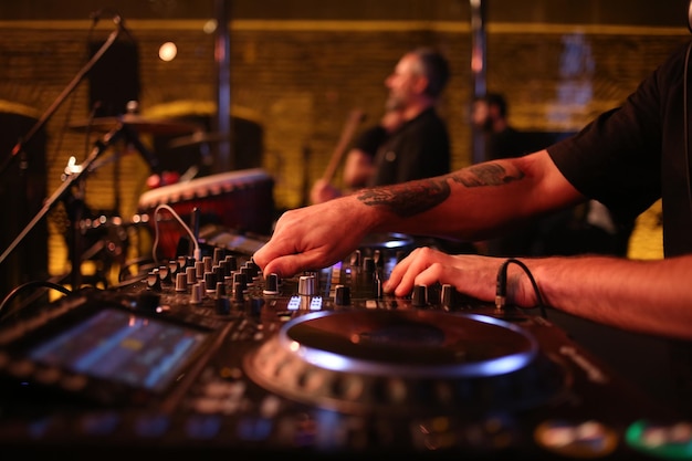 Middelsnede van een man die een smartphone gebruikt bij een muziekconcert