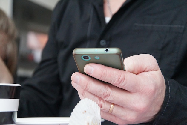 Foto middelsnede van een man die een smartphone gebruikt