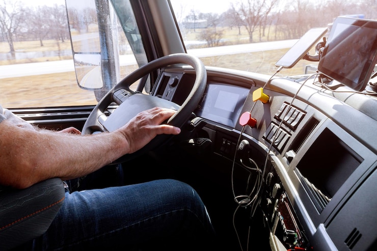 Foto middelsnede van een man die een vrachtwagen rijdt