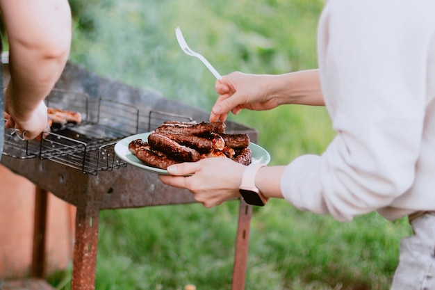 Foto middelsnede van een man die eten bereidt bbq