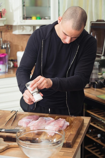 Foto middelsnede van een man die eten bereidt in een restaurant