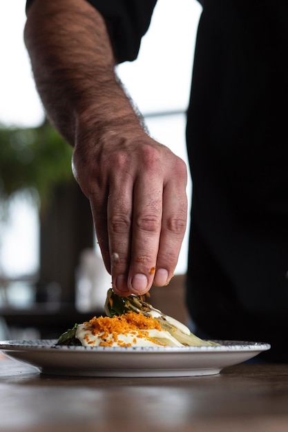 Middelsnede van een man die eten bereidt in een restaurant