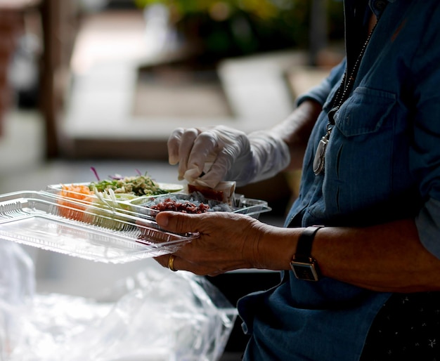 Foto middelsnede van een man die eten bereidt op de markt