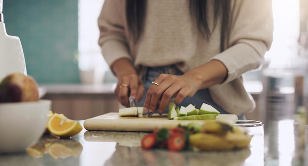 Middelsnede van een man die eten bereidt