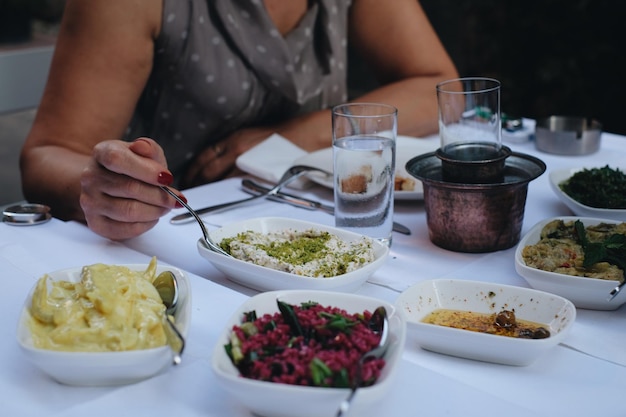 Middelsnede van een man die eten bereidt