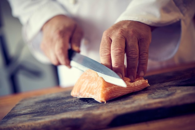 Middelsnede van een man die eten bereidt