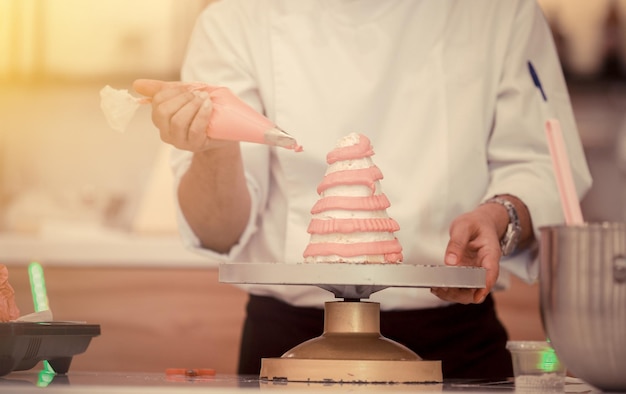 Middelsnede van een man die eten bereidt