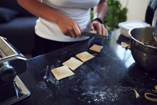 Foto middelsnede van een man die eten bereidt