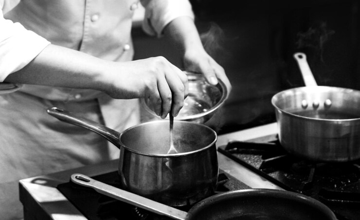 Foto middelsnede van een man die eten bereidt