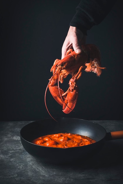 Middelsnede van een man die eten bereidt