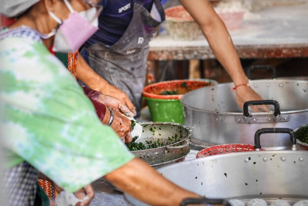 Foto middelsnede van een man die eten bereidt