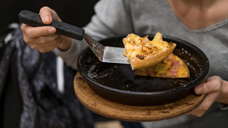 Foto middelsnede van een man die eten bereidt