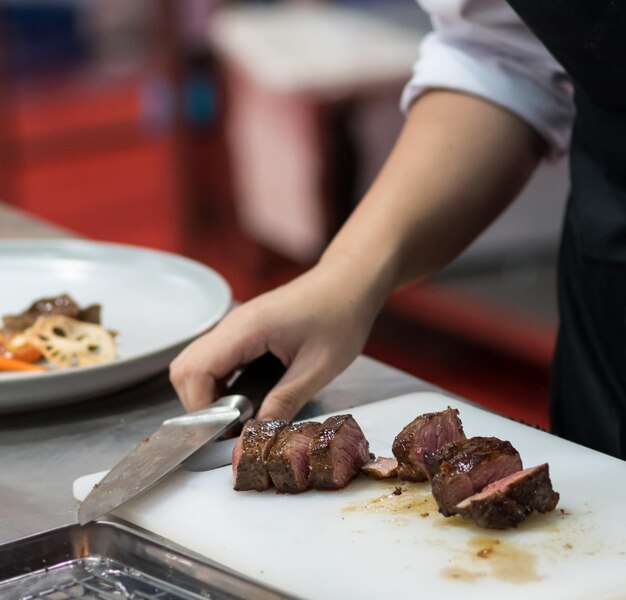 Middelsnede van een man die eten op tafel bereidt