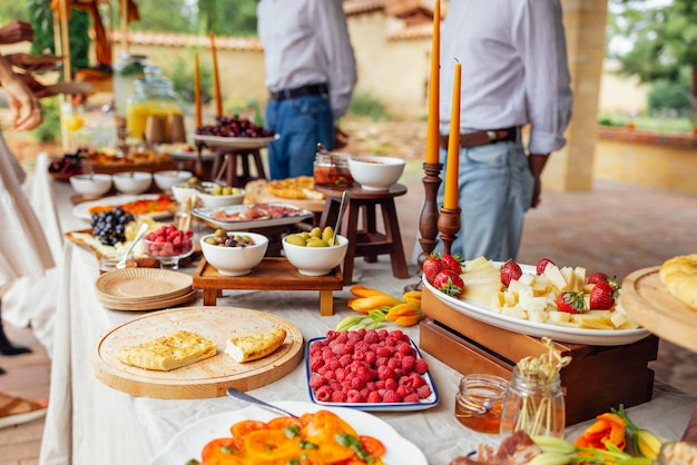 Middelsnede van een man die eten op tafel bereidt