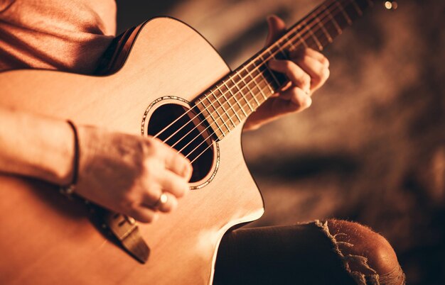 Foto middelsnede van een man die gitaar speelt