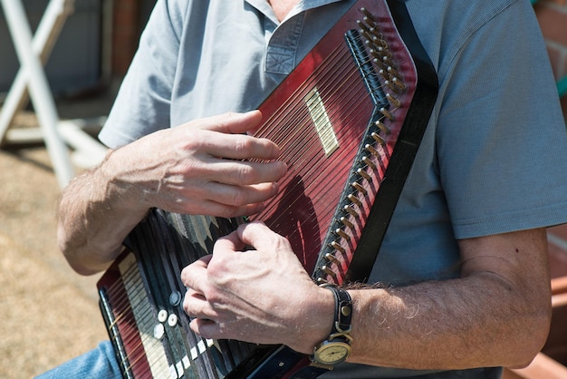 Middelsnede van een man die gitaar speelt