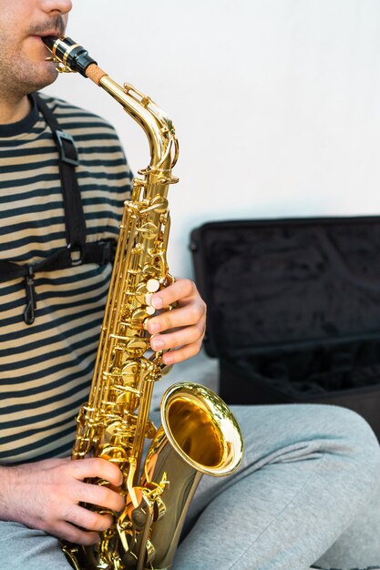 Middelsnede van een man die gitaar speelt