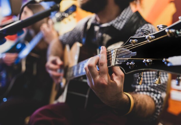 Middelsnede van een man die gitaar speelt