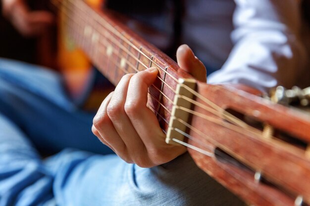 Foto middelsnede van een man die gitaar speelt