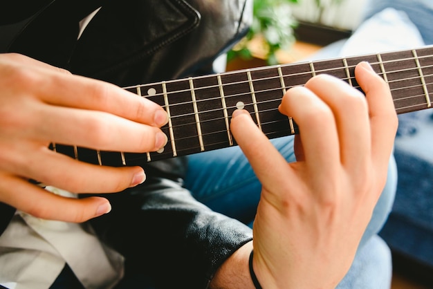 Foto middelsnede van een man die gitaar speelt