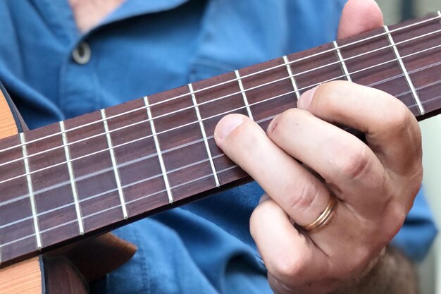 Middelsnede van een man die gitaar speelt