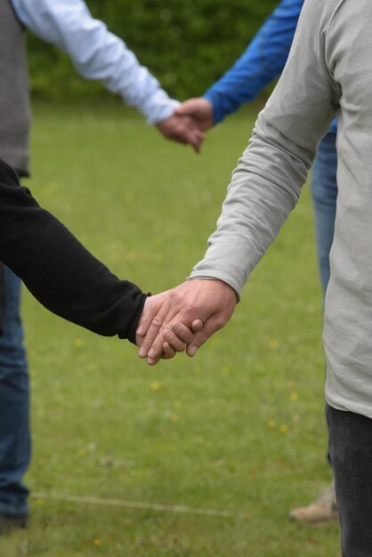 Foto middelsnede van een man die handen vasthoudt