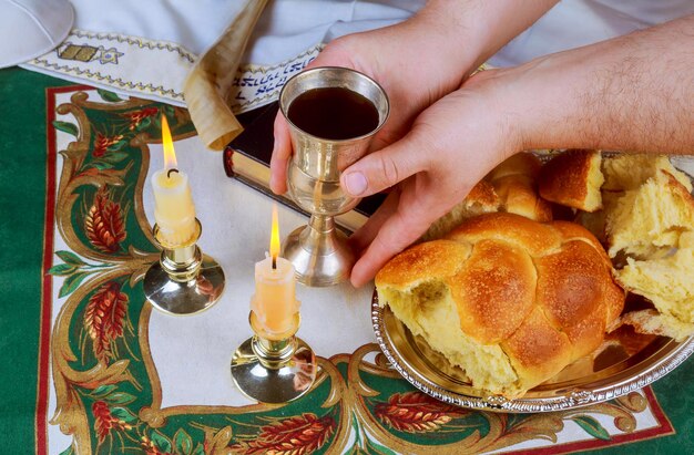 Foto middelsnede van een man die ijs op tafel houdt