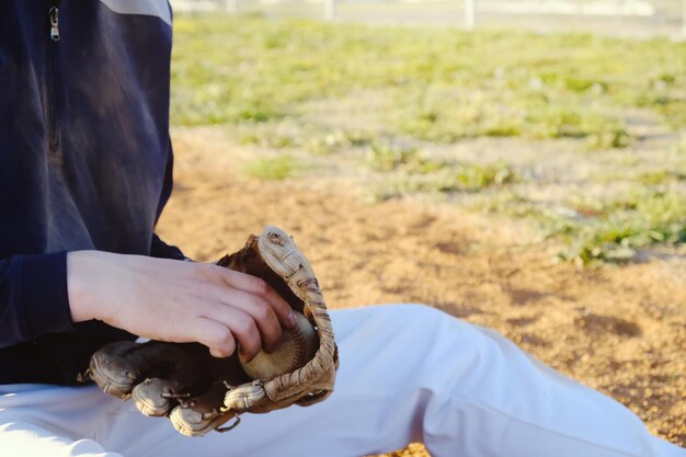 Middelsnede van een man die ijs vasthoudt op het veld