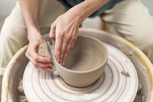 Middelsnede van een man die in de keuken werkt